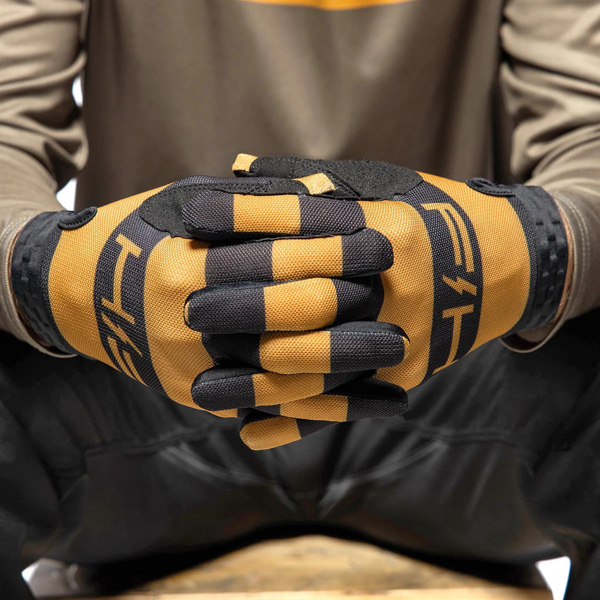 ถุงมือไบท์เกอร์ FASTHOUSE VAPOR RAY GLOVE VINTAGE GOLD BLACK