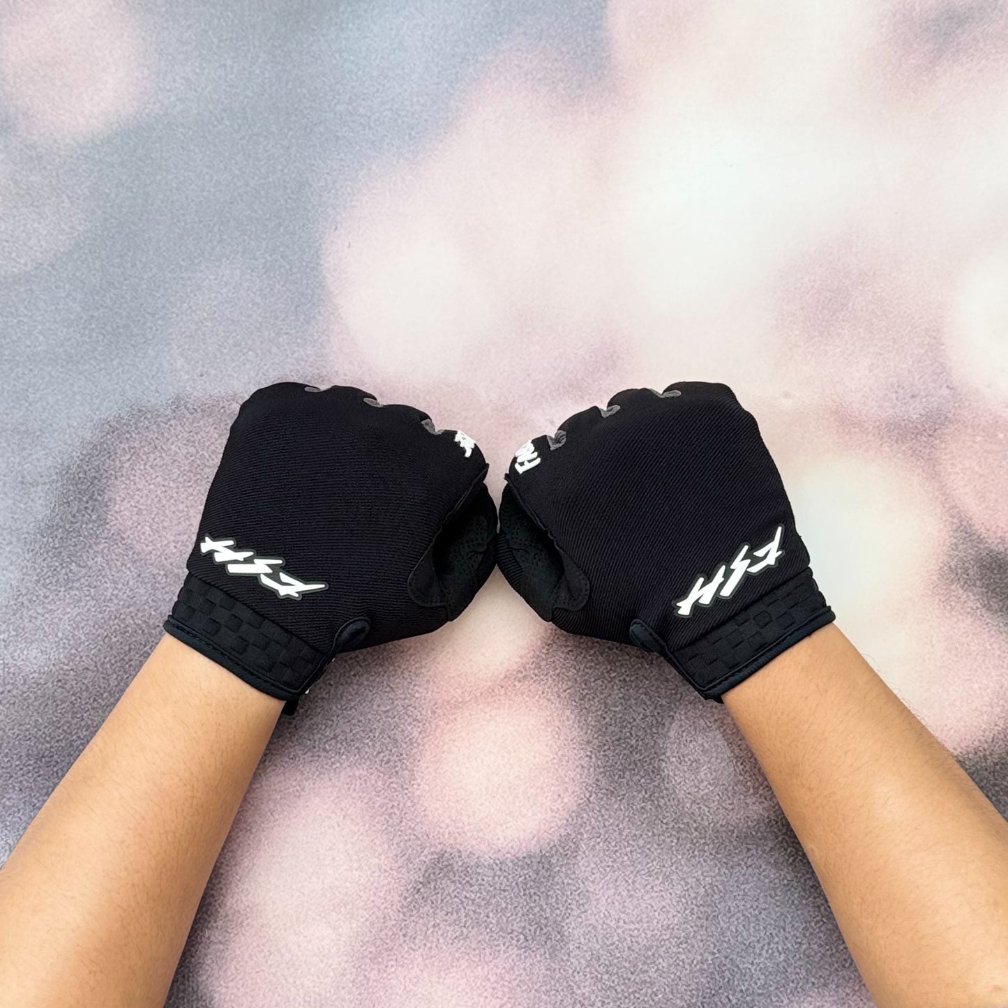 ถุงมือไบท์เกอร์ FASTHOUSE SPEED STYLE HUDSON GLOVE BLACK WHITE