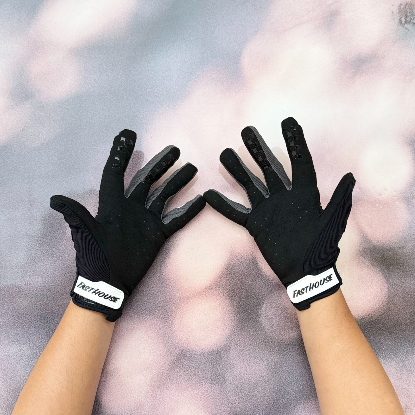 ถุงมือไบท์เกอร์ FASTHOUSE SPEED STYLE HUDSON GLOVE BLACK WHITE