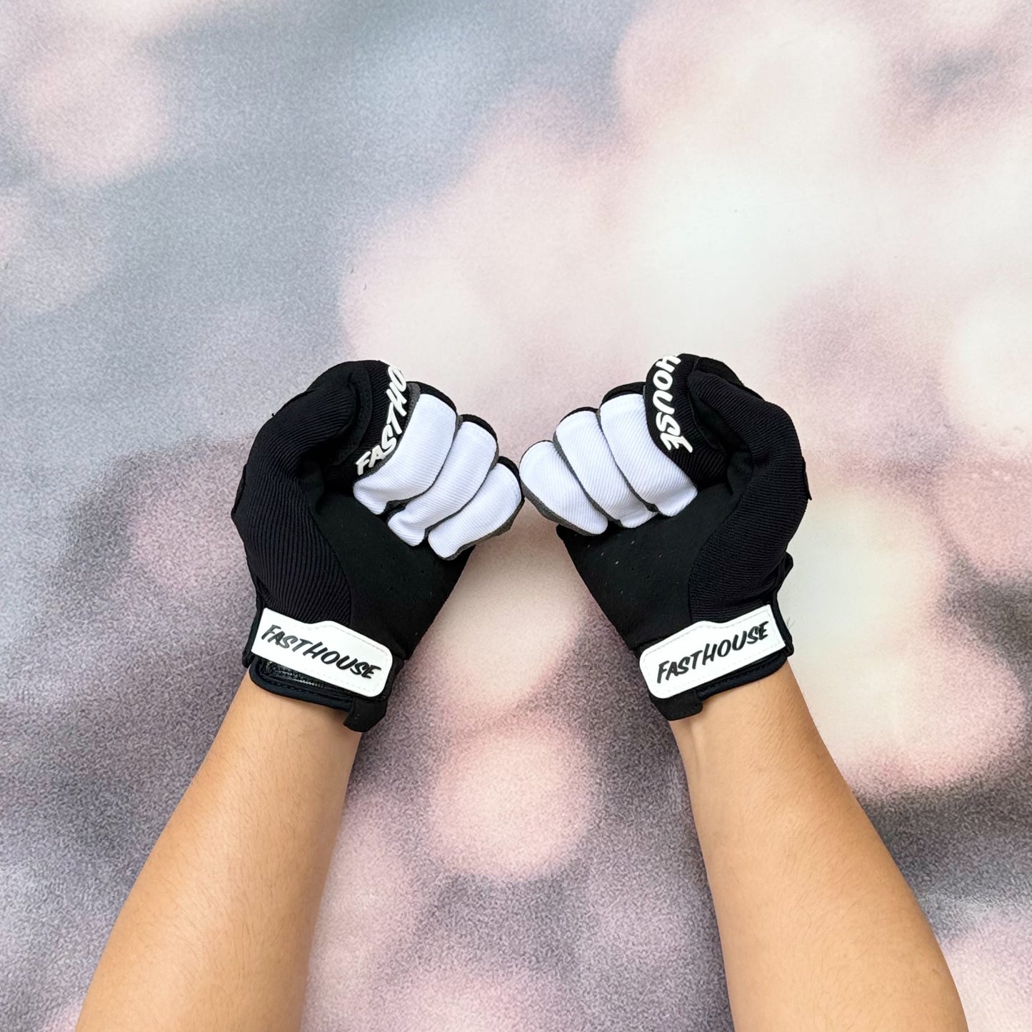 ถุงมือไบท์เกอร์ FASTHOUSE SPEED STYLE HUDSON GLOVE BLACK WHITE