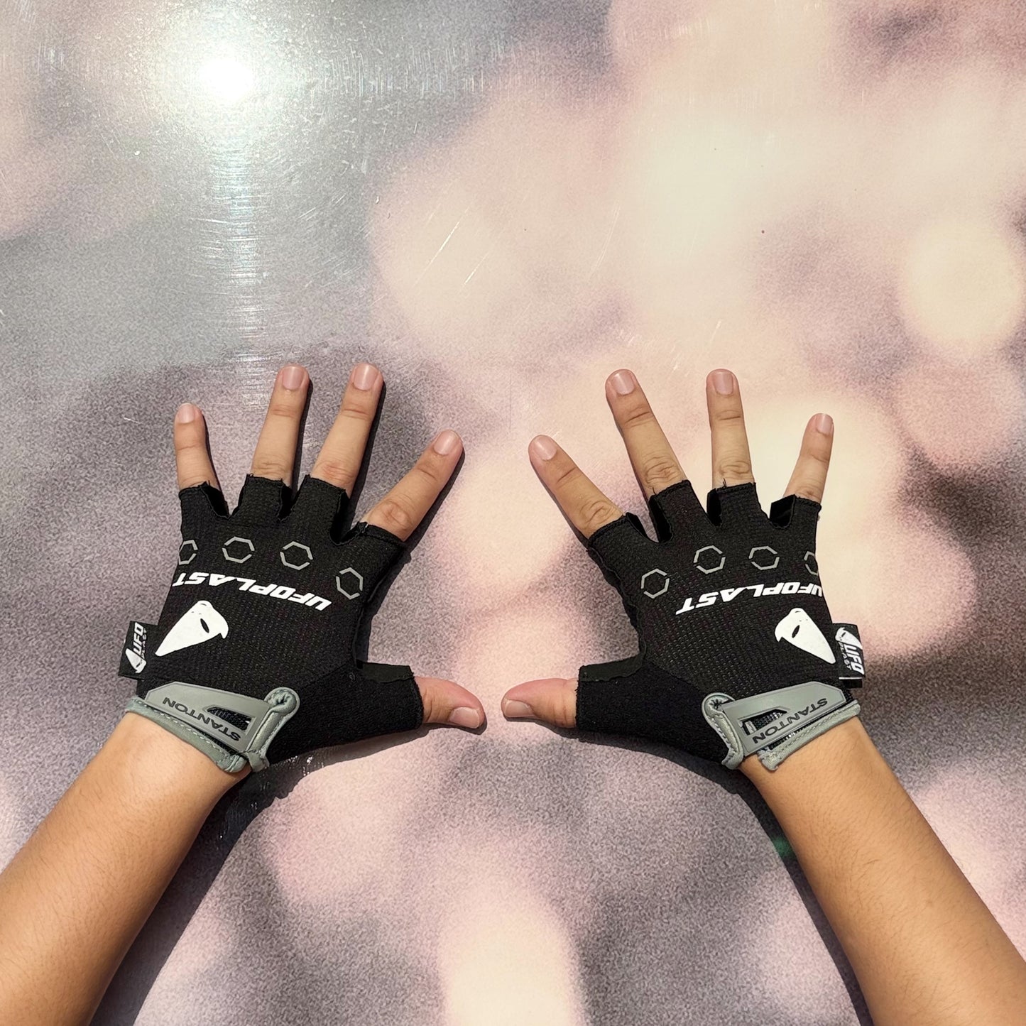 ถุงมือ UFO STANTON GLOVES BLACK AND GREY