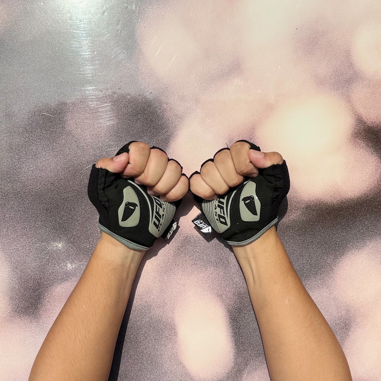 ถุงมือ UFO STANTON GLOVES BLACK AND GREY