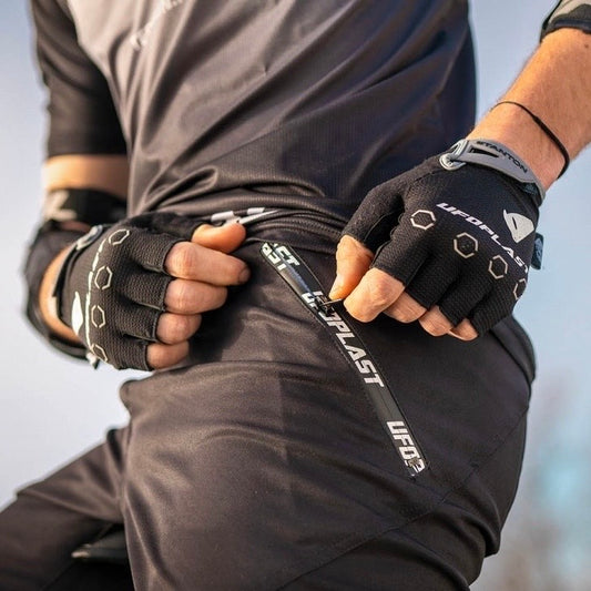 ถุงมือ UFO STANTON GLOVES BLACK AND GREY