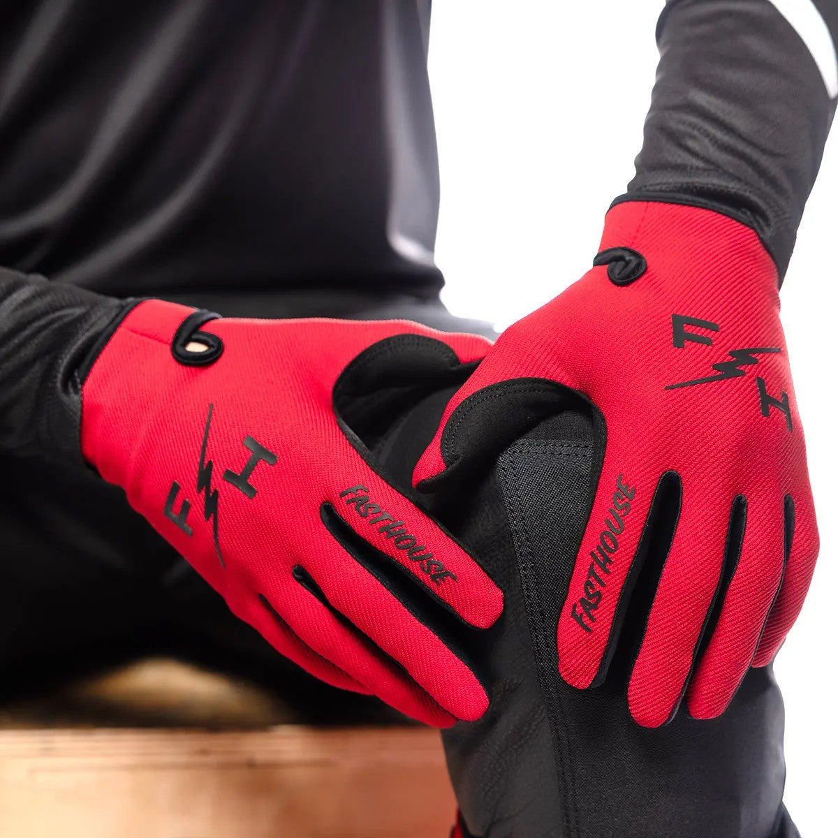 ถุงมือไบท์เกอร์ FASTHOUSE CARBON ETERNAL GLOVE RED